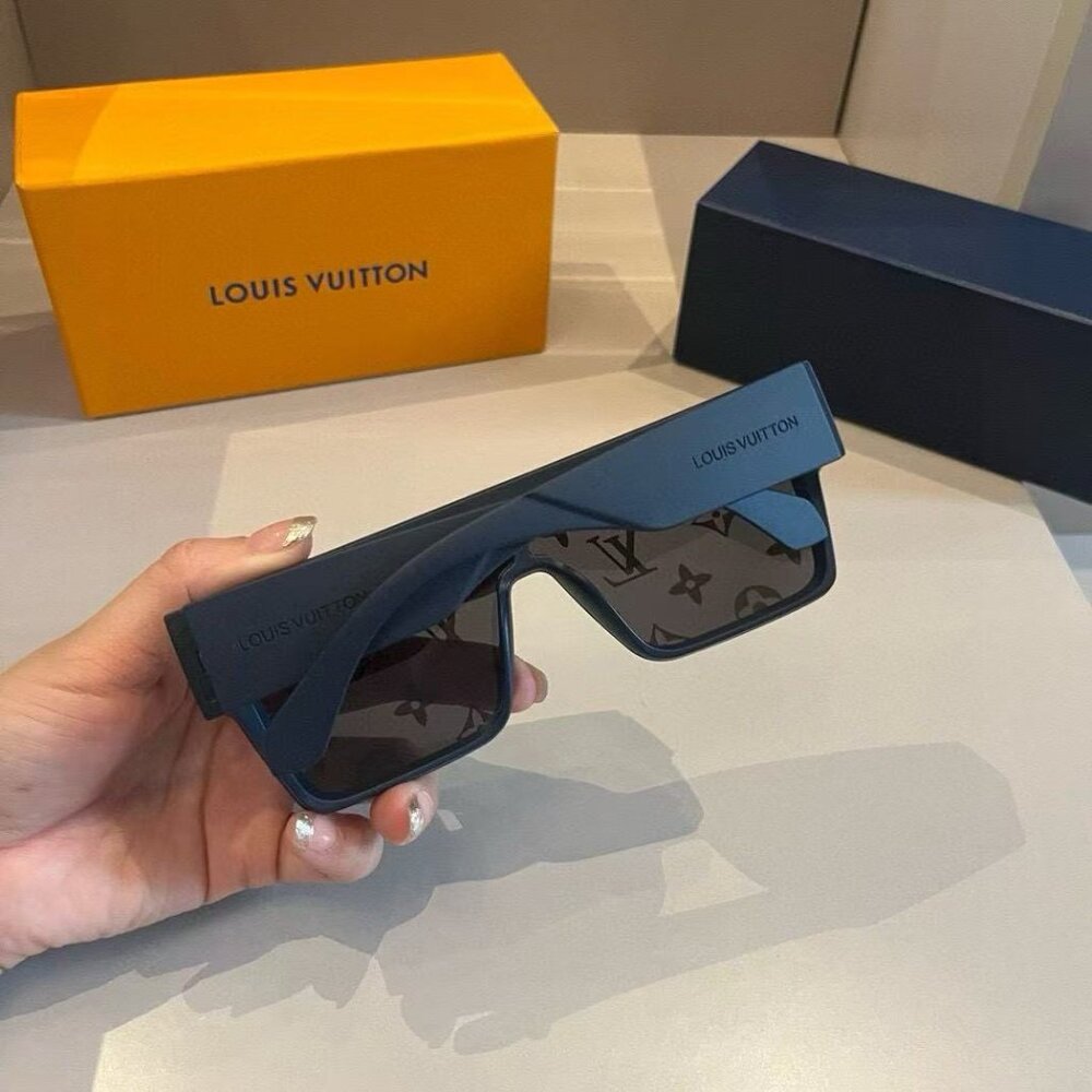🌞Louis Vuitton Sunglasses - Picture 2 of 9